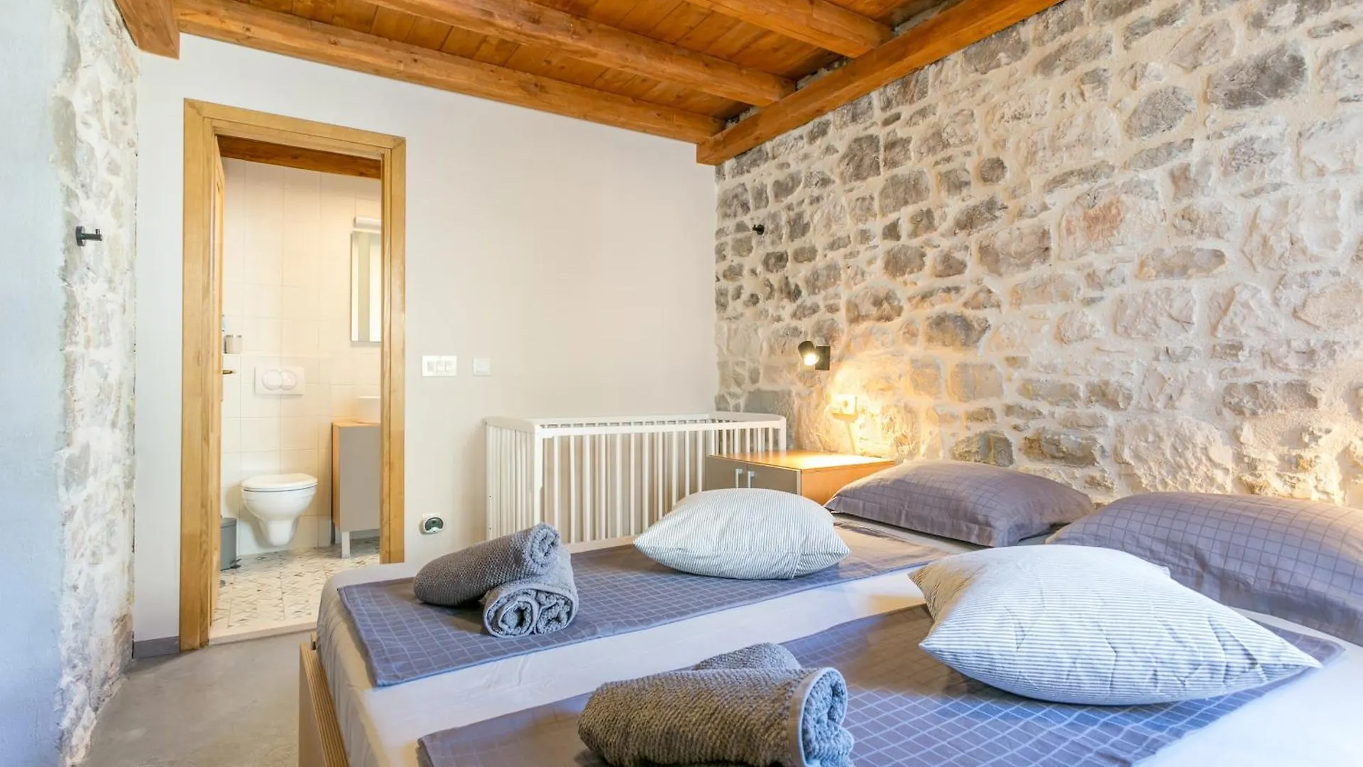 Apartments By The Sea Kastel Stari, Kastela - 21199